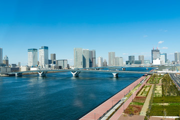 Fototapeta na wymiar 晴海運河に架かる豊洲大橋　Toyosu Bridge over Harumi Cnal
