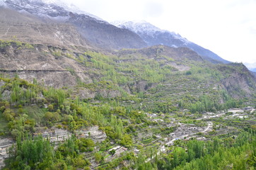 Fototapeta na wymiar パキスタンのフンザの絶景　美しい山と村と森林