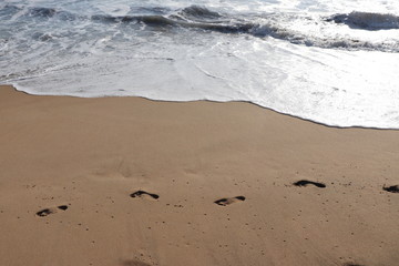 los pasos hacia el exito (huellas cerca al mar)