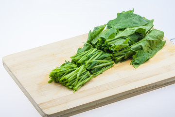 Cut off spinach, cutting board