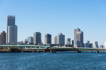 Fototapeta na wymiar 晴海運河と高層ビル群の風景