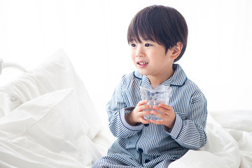 水を飲む男の子