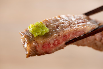 ロースステーキに刻みワサビ