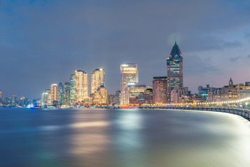 Obraz premium The scenery of Shanghai Waitan in the evening