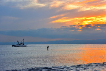 Fototapeta premium 夕方の辻堂海岸とサーファー