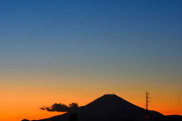Fototapeta na wymiar 富士山と青空に浮かぶ白い雲