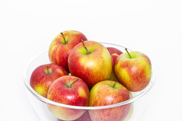 Reife Äpfel in einer Glasschale