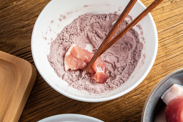 Hunan cuisine red yeast rice meat cooking process