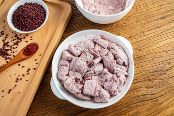 Hunan cuisine red yeast rice meat cooking process