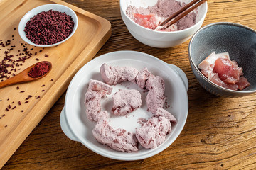 Hunan cuisine red yeast rice meat cooking process