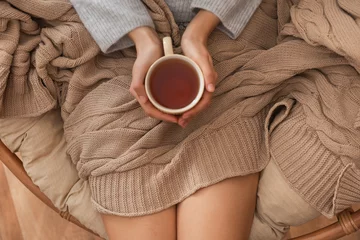 Poster Im Rahmen Junge Frau, die zu Hause heißen Tee trinkt © Pixel-Shot