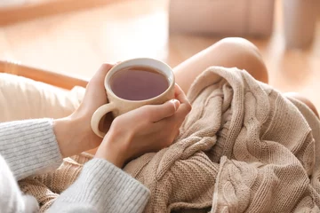 Poster Im Rahmen Junge Frau, die zu Hause heißen Tee trinkt, Nahaufnahme © Pixel-Shot