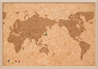 コルクボードの世界地図と押しピン