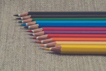 Naklejka premium kolorowe kredki ołówkowe