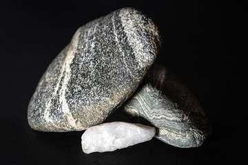 kamienie ułożone na sobie © Henryk Niestrój