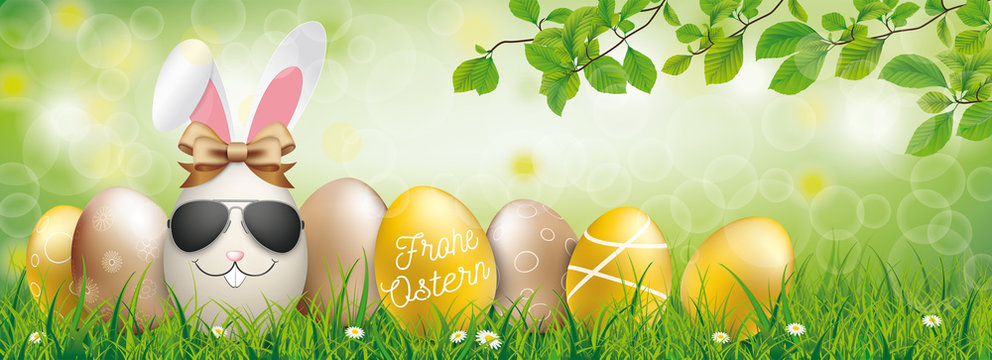 Frohe Ostern Banner mit goldenen Ostereiern und einem Osterhasen mit Sonnenbrille