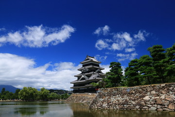 青空に聳える烏城こと　松本城