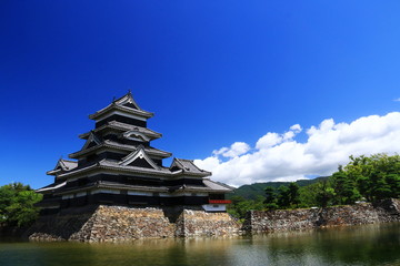 青空に聳える烏城こと　松本城