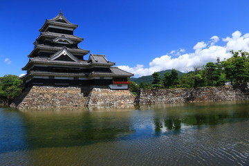 Fototapeta premium 青空に聳える烏城こと 松本城