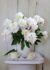 Obraz na płótnie Canvas Bouquet of peonies in a white vase