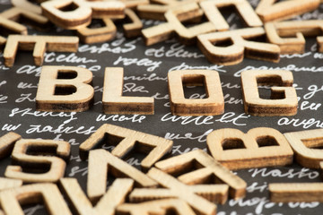Das Wort Blog gemacht aus Holzbuchstaben
