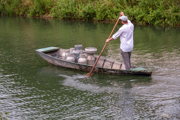 Fototapeta na wymiar Coulon. Transport du lait par barque dans le marais poitevin. Deux-Sèvres. France