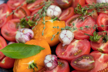 tomatos with garlic and fresh vegetables