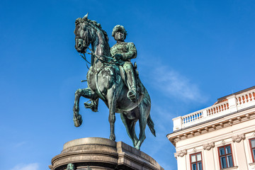 Obraz premium Austria, Vienna, Albrechtsplatz: Front view of world famous Albertina museum palais palace with Albrecht statue in the city center of the Austrian capital with blue sky - concept travel history art