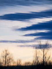 Abstrakte Spieglung von Wolken im See