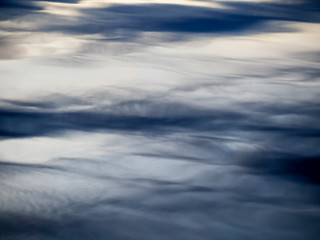 Abstrakte Spieglung von Wolken im See