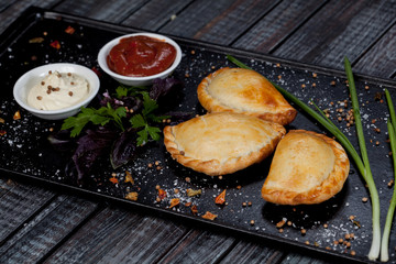  Samsa. Meat dish of the peoples of Central and Central Asia, dough, meat and onions, suitable for the Nauryz or Navruz holidays, as well as during the Holy month of Ramazan and the holidays of Uraz A