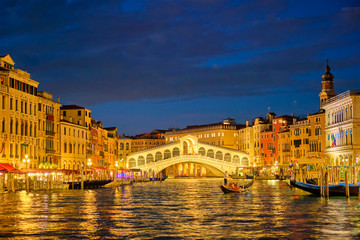 Naklejka premium Rialto bridge Ponte di Rialto over Grand Canal at night in Venice, Italy