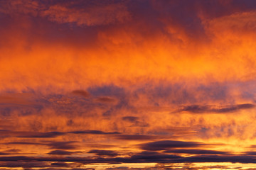 Fototapeta na wymiar Himmel glüht beim Sonnenuntergang, Myvatn, Island