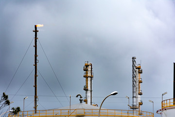 Refineria con chimeneas y antorchas ardiendo