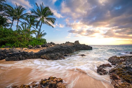Sunset in Makena beach, Makena beach park, Maui island, Hawaii, USA