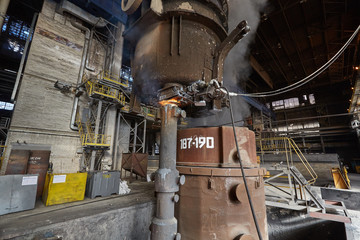 Metallurgical production. Steel-melting. Bottom pouring of ingot.