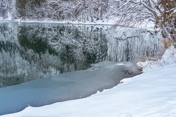 長野県大町市の雪景色の中綱湖と凍りつく水面の景色