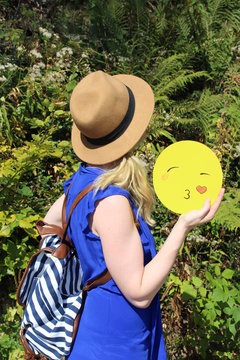 Kuss Smiley K&uuml;sschen Frau Hut Rucksack