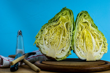 Spitzkohl , Salzstreuer und Kochl&ouml;ffel