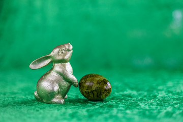 Osterhase auf grünem Hintergrund