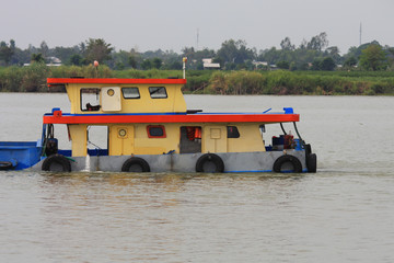 barge sur le Mékong au Cambodge
