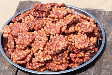 Erdnüsse in Palmzucker