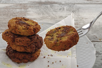 frittelle di cavolfiore con curcuma e prezzemolo con forchetta da sopra 2