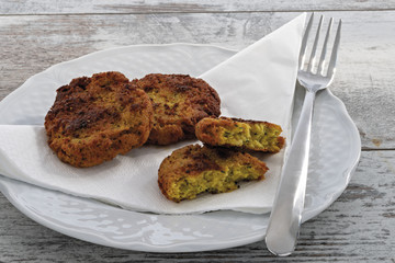 frittelle di cavolfiore con curcuma e prezzemolo rotta con forchetta