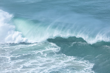 Oceanwelle perfekt brechend mit Gischt