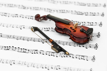 Fototapeta premium Violin on paper music notes with copy space