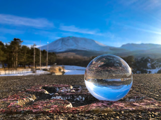 水晶球で映した浅間山の風景
