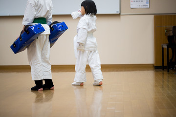 教室で空手を練習している子供達