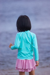Fototapeta na wymiar 夏の海で遊んでいる子供