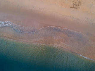 ドローンから撮影した綺麗な海の砂浜と波